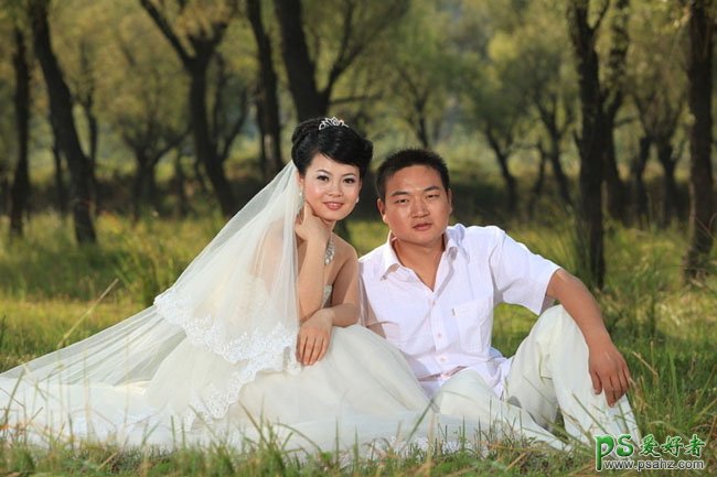 PS调色教程：给森林里的情侣婚片调出温馨的暖色调