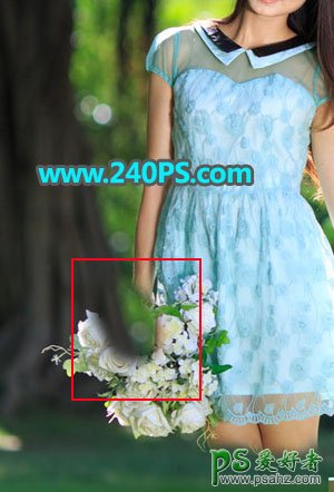 Photoshop快速抠出公园风景照片中的美女人像，修复出原始的背景