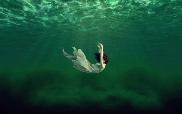 PS合成沉入深绿色海底的女性图片