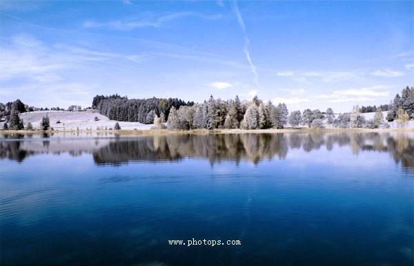 调出白色松树林效果湖景照片的PS教程