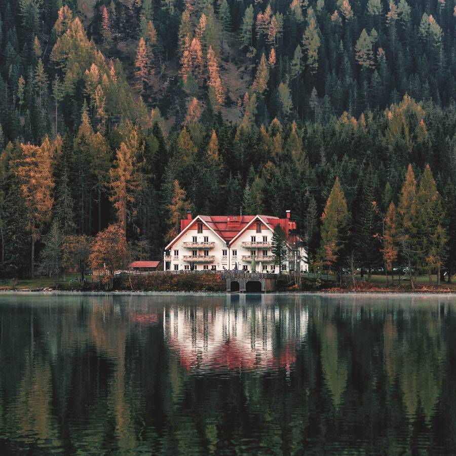 用PS调出复古暗蓝色湖景乡村风景照片